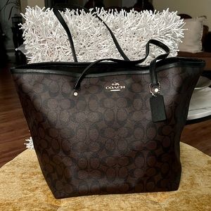 AUTHENTIC COACH BAG. ONLY WORN ONCE! EXCELLENT CONDITION AS YOU CAN SEE!